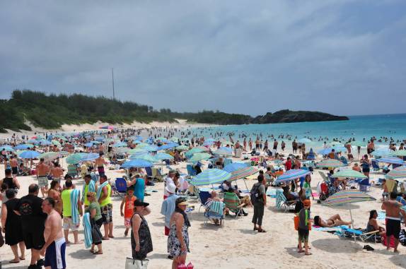 Em dia de cruzeiros na ilha, a praia de Horseshoe Bay fica lotada, na costa sul de Bermuda